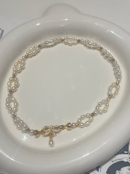 Bow  pearl choker