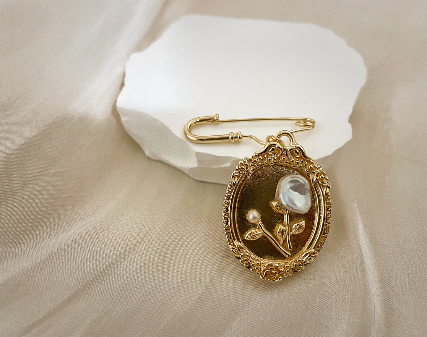 Lisa Vintage pearl Brooch