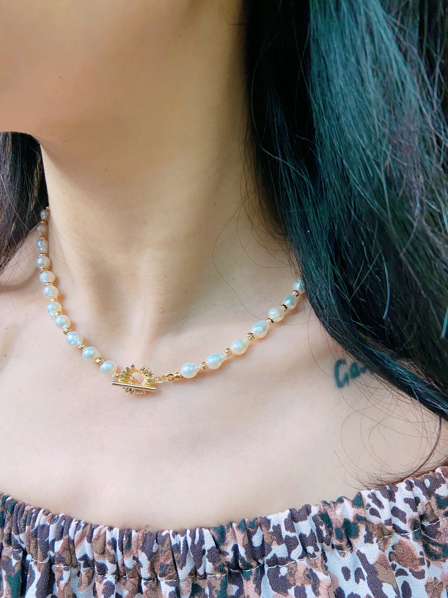 Daisy pearl choker