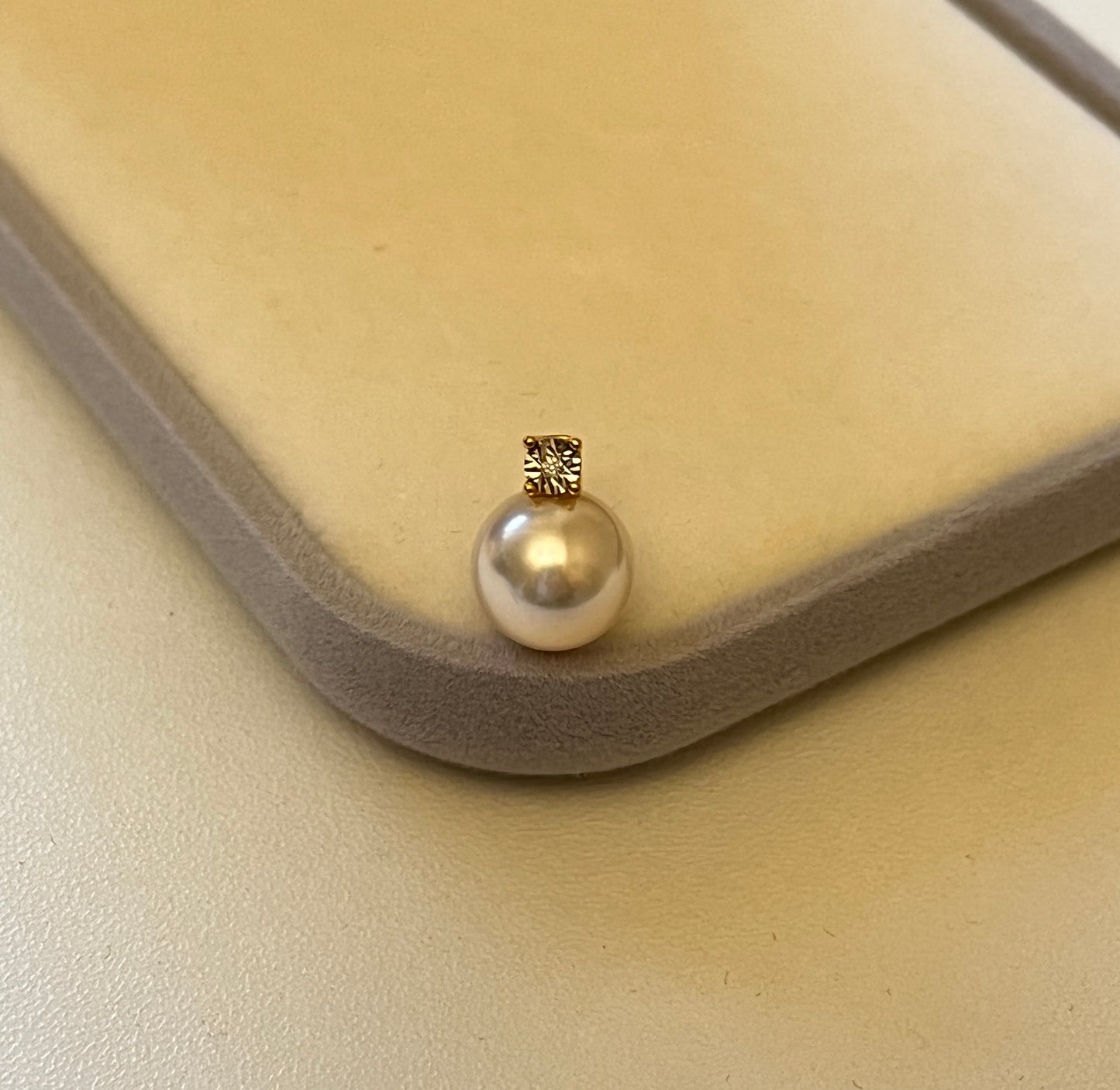 Single Diamond Sea Pearl pendant