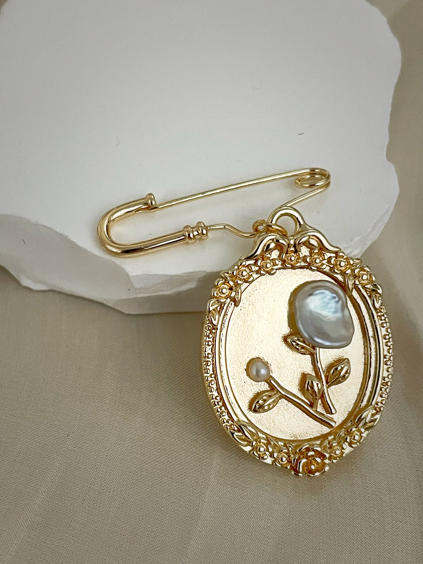 Lisa Vintage pearl Brooch